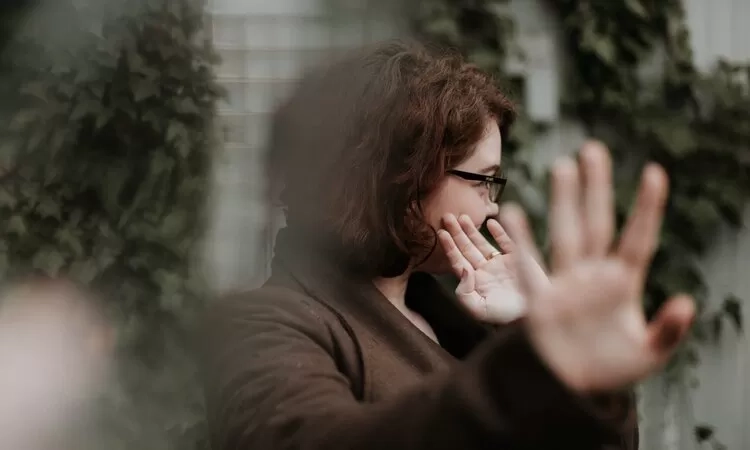 Mengapa Berbicara Terasa Lebih Sulit Bagi Seorang Introvert? Simak Penjelasannya Dibawah Ini