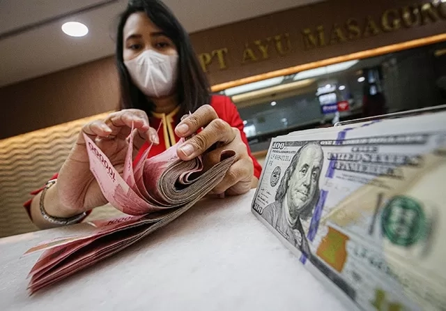 Rupiah Diprediksi Masih Melemah Selama Konflik Timur Tengah, Nilainya Bisa Separah Krismon 1998?