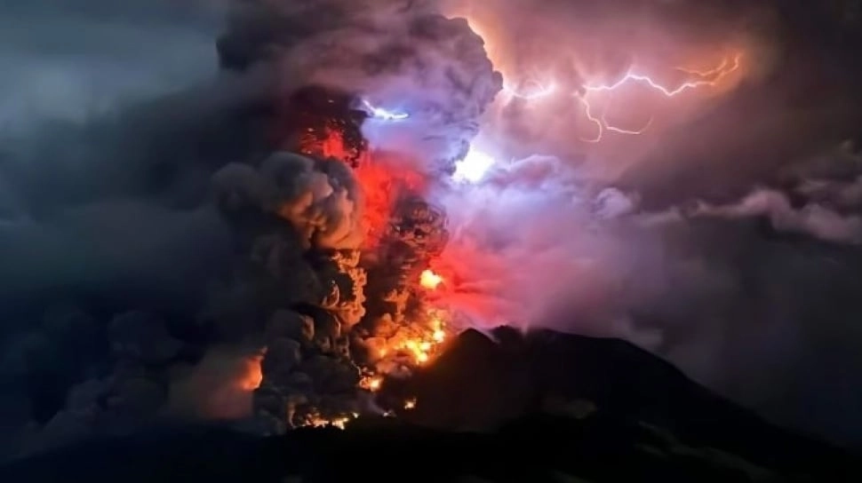 Kenapa Banyak Kilat Saling Sambar Saat Gunung Ruang Meletus? Penjelasan Ilmiah Bilang Begini