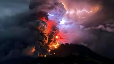 Kenapa Banyak Kilat Saling Sambar Saat Gunung Ruang Meletus? Penjelasan Ilmiah Bilang Begini