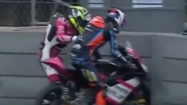 Viral Pembalap Moto3 Salah Naik Motor Usai Terpelanting, Netizen Ngakak: Nggak Cuma Terjadi di Parkiran Minimarket!