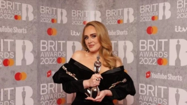 Terjemahan Lirik Lagu Love in the Dark - Adele: Take Your Eyes Off Me so I Can Leave