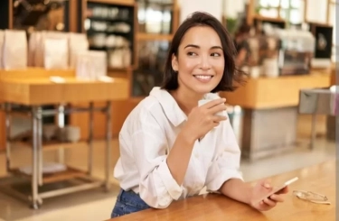 7 Kebiasaan Sepele yang Membuat Anda Sangat Menarik Tanpa Perlu Berusaha Keras, Salah Satunya Melakukan Hal Baik pada Orang Asing