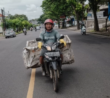 CooperVision Lanjutkan Kerja Sama dengan Plastic Bank, Menambahkan Program Perawatan Mata bagi Pemulung