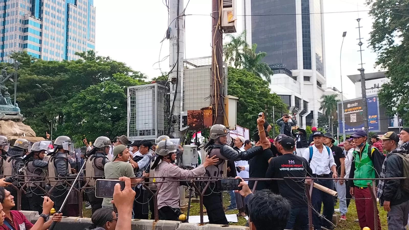 Massa Aksi di Patung Kuda Saling Lempar Batu Jelang Putusan Sidang Sengketa Hasil Pilpres 2024 di MK