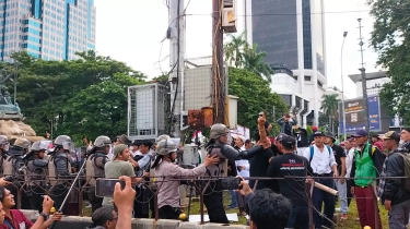 Massa Aksi di Patung Kuda Saling Lempar Batu Jelang Putusan Sidang Sengketa Hasil Pilpres 2024 di MK