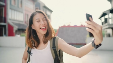 Orang yang Rutin Posting Foto Selfie di Media Sosial Biasanya Punya 7 Sifat Unik Ini, Menurut Psikologi, Apa Saja? Simak!