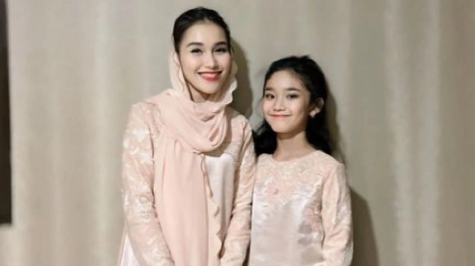 Ayu Ting Ting Tampil Elegan Pakai Baju Kurung, Harga Tasnya 16 Kali UMR Depok