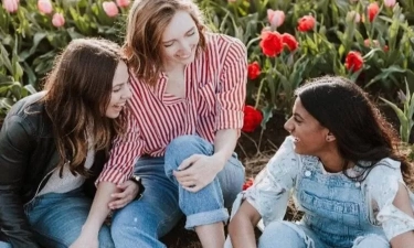 6 Bahasa Tubuh Ini Bisa Menunjukkan Kamu Sosok yang Humble dan Terbuka dalam Menjalin Pertemanan Baru