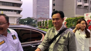 Gayanya Dipuji Tak Kalah dari ABG, Inilah Sosok di Balik Outfit Kece Yusril Ihza Mahendra