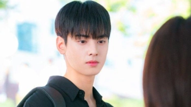 Cha Eun Woo Belajar Berenang Sebelum Liburan di Bali
