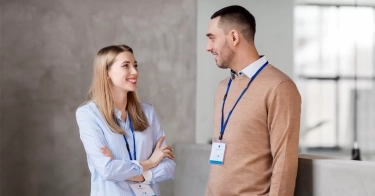 8 Perilaku ini Menggambarkan Seseorang Sedang Diam-Diam Tergila-gila Denganmu Tanpa Kamu Sadari