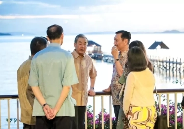 Menko Luhut segera Bentuk Tim untuk Proyek Kereta Cepat Jakarta–Surabaya