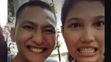 Momen Vera Simanjuntak Ziarah ke Makam Brigadir J, Masih Tak Kuasa Tahan Tangis