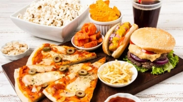 Ngeri! Kebanyakan Makan Junk Food Saat Remaja Bisa Bikin Gampang Pikun Loh