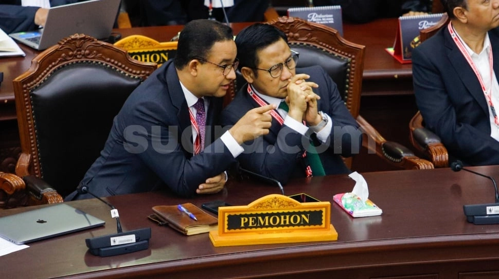 Tegang vs Sibuk Ngaca, Beda Sikap Anies Baswedan dan Cak Imin di Sidang MK Jadi Gunjingan