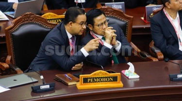 Tegang vs Sibuk Ngaca, Beda Sikap Anies Baswedan dan Cak Imin di Sidang MK Jadi Gunjingan