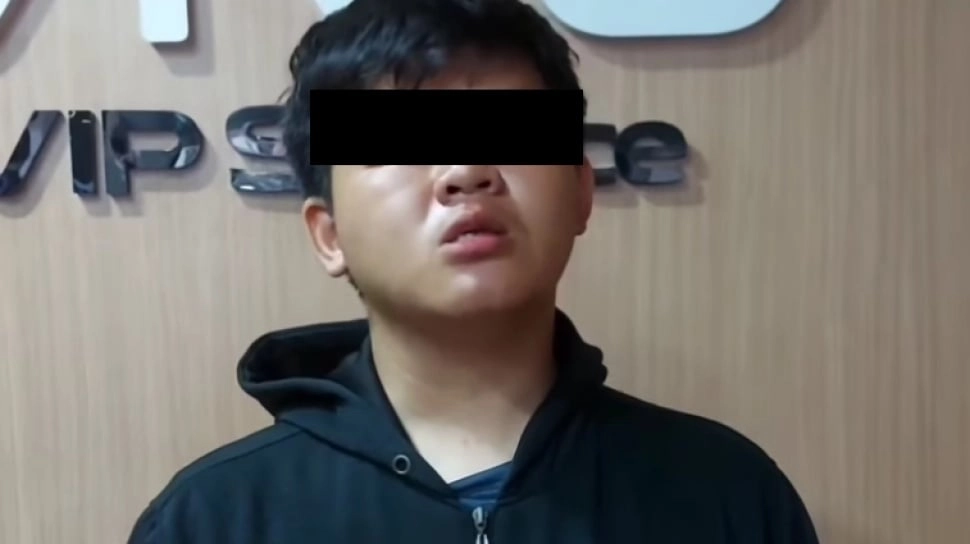 Tendang Anak Kucing Saat Hujan Deras, Karyawan Toko Ponsel Ini Akhirnya Dipecat