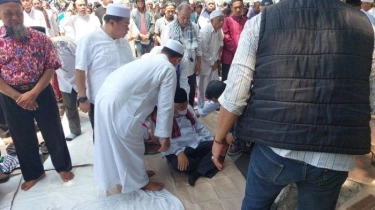 Din Syamsuddin Terhuyung Nyaris Pingsan Saat Hendak Jadi Imam Salat Zuhur Berjamaah