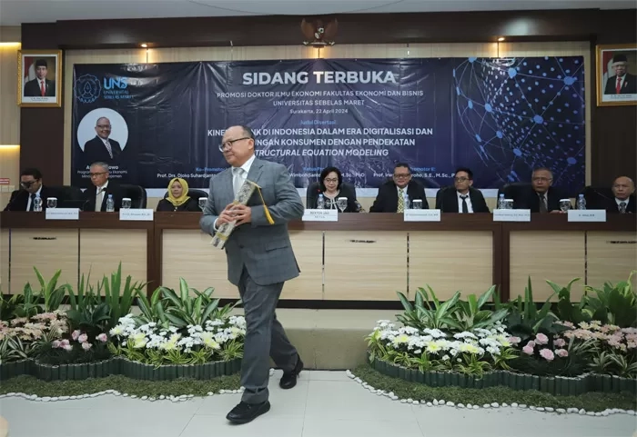Penasihat Deputi Komisioner Senior Direktorat Operasional SDM OJK Raih Gelar Doktor dari UNS
