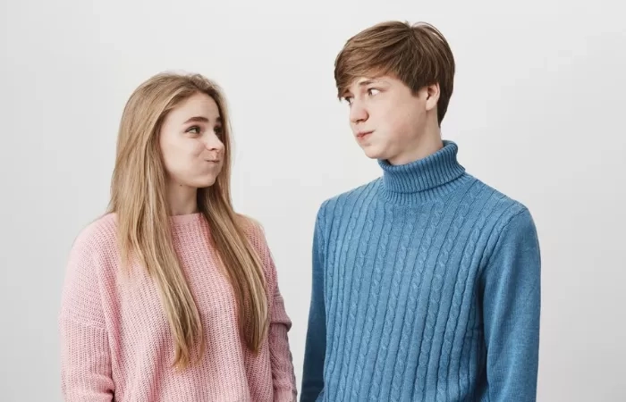 Punya Cara Unik dan Bijaksana! Ini 8 Hal Menawan yang Dilakukan Pria Introvert saat Tertarik dengan Perempuan