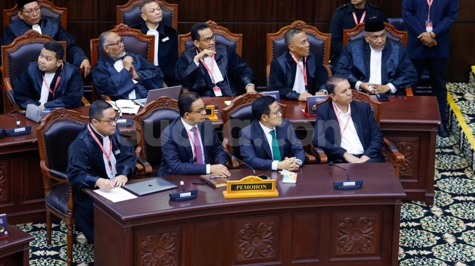 Anies Baswedan dan Ganjar Pranowo Saling Lirik dan Lempar Senyum saat Gugatan Ditolak MK, Kode Apa?