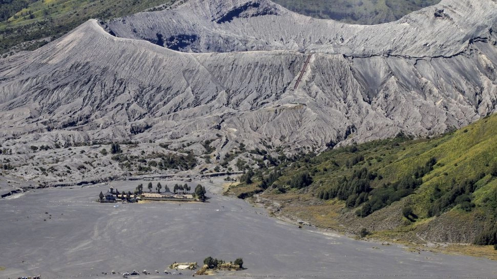 Kawasan Bromo Ada Pembersihan Sampah, Wisatawan Setop Datang Sementara