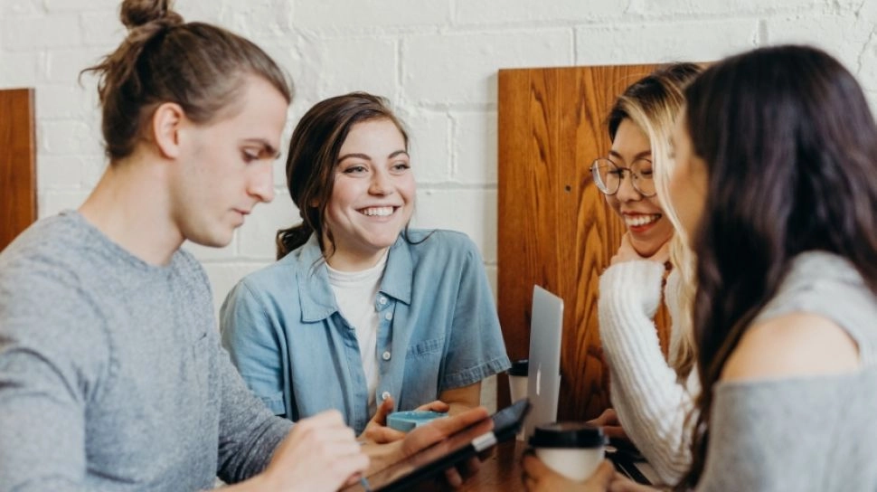 Mengenal Apa Itu Social Butterfly, Ekstrovert Ceria yang Suka Bergaul dan Penuh Pesona