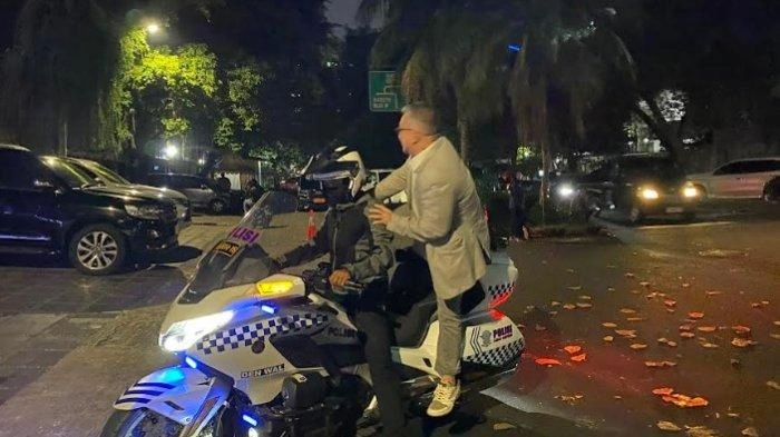 Naik Motor, Orang Kepercayaan Surya Paloh Mendadak Datangi Rumah Prabowo Malam Hari