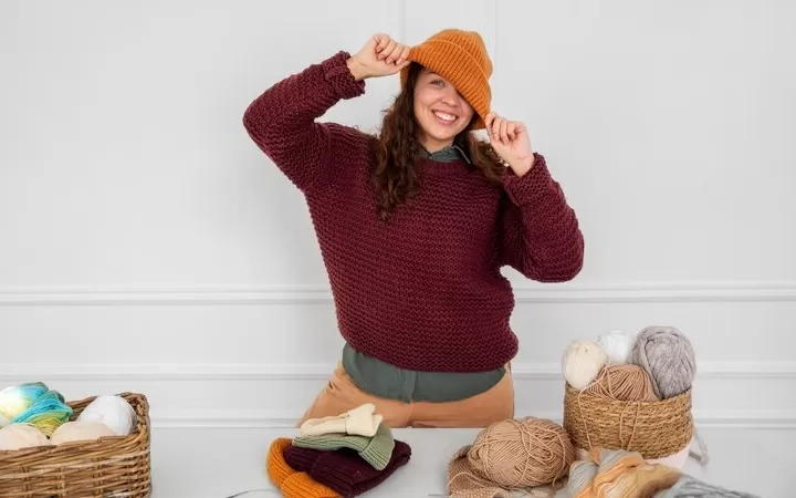 Jangan Digantung! Berikut 7 Cara dan Tips Efektif untuk Menyimpan Baju Berbahan Rajut