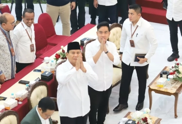 Usai ditetapkan jadi Wapres Terpilih, Gibran Langsung Blusukan Bagi-bagi Susu Gratis