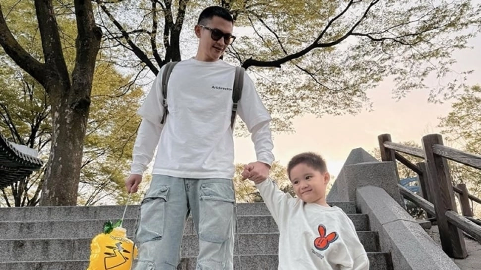 5 OOTD Kece Rezky Aditya, Artis yang Pede Lambaikan Tangan ke Dispatch di Korea