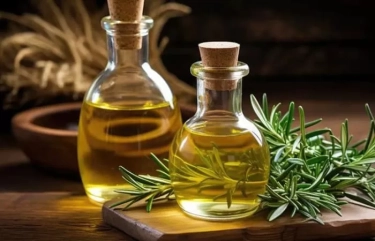 Intip 8 Manfaat Minyak Rosemary Bagi Kesehatan Tubuh, Mampu Hempaskan Ketombe dan Stretch Mark