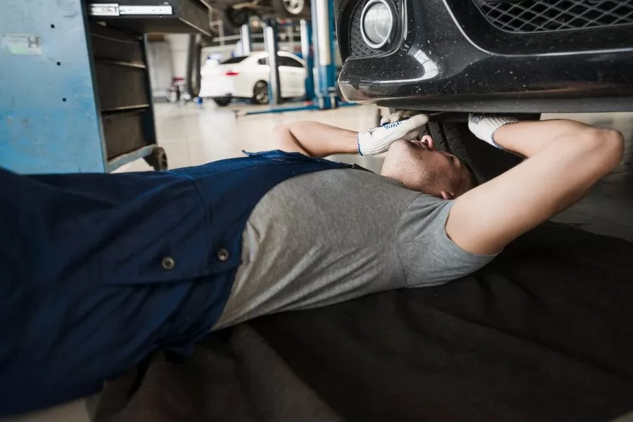 Simak Penyebab dan Cara Mengatasi Bodi Mobil yang Miring ke Kanan