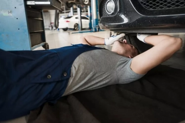 Simak Penyebab dan Cara Mengatasi Bodi Mobil yang Miring ke Kanan