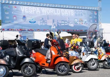 Vespa World Days 2024 Pecahkan Rekor Pertemukan 30 Ribu Orang Penghobi Skuter Italia