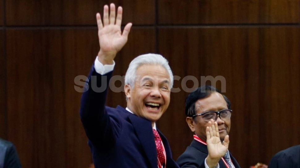 Ganjar Pranowo Potong Rambut di Depan Rumah, Publik: Lagi Buang Sial Ya, Mas?