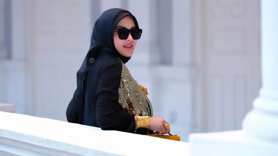 Syahrini Update OOTD Serba Emerald Tembus Rp 2 Miliar, Pakai Flat Shoes karena Hamil?