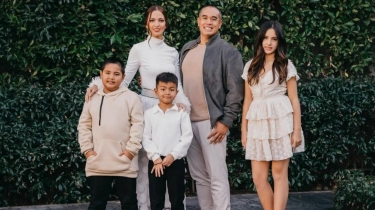 Sadar Buah Hatinya Punya Privilege Sejak Dini, Begini Pola Asuh Nia Ramadhani Agar Anak-anaknya Tak Manja