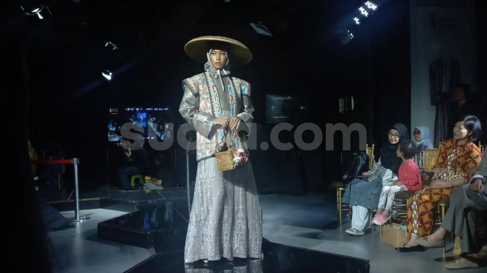 Unik, Desainer Ini Buat Kain Tapis Jadi Lebih Teduh: Bisa Buat Ngantor Hingga Outfit Kasual
