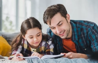 Ada Bersin hingga Masalah Gigi, Ini 6 Warisan Genetik yang Diturunkan dari Ayah kepada Anak