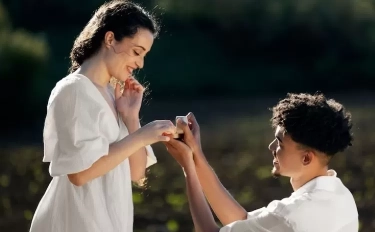 Cocok Untuk Menunjukan Kesungguhan Cinta! Intip 8 Ide Kreatif Memberikan Cincin Lamaran yang Berkesan