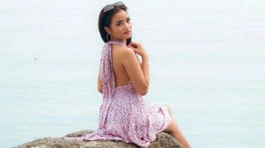 Berambut Panjang, Intip 5 Potret Fuji dengan Dress Seksi di Pinggir Pantai