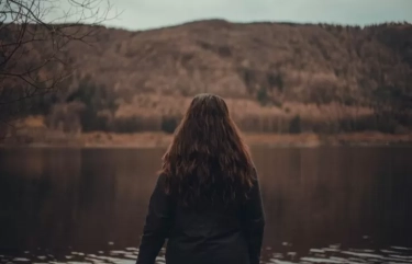 7 Tanda Bahwa Anda Perempuan yang Mengalami Kesepian dalam Hidup yang Sering Kali Tak Anda Sadari
