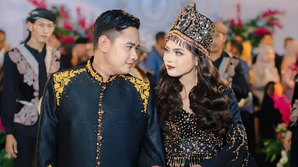 Gaya Cantik Putri DA Tenteng Gucci, Harganya Kebanting sama Koleksi Tas Emas Ibu Mertua