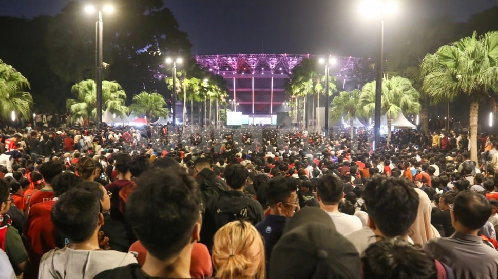 Ribuan Masyarakat Padati Nobar di SUGBK Sampai Panjat Pagar Pembatas