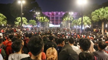 Ribuan Masyarakat Padati Nobar di SUGBK Sampai Panjat Pagar Pembatas