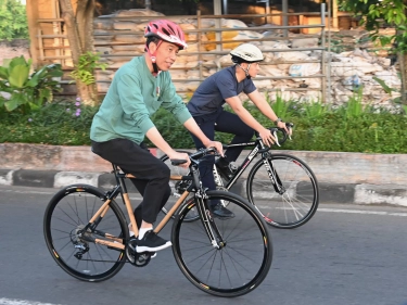 Ada Demo Buruh di Jakarta, Presiden Jokowi Pilih Gowes Sepeda di Mataram NTB