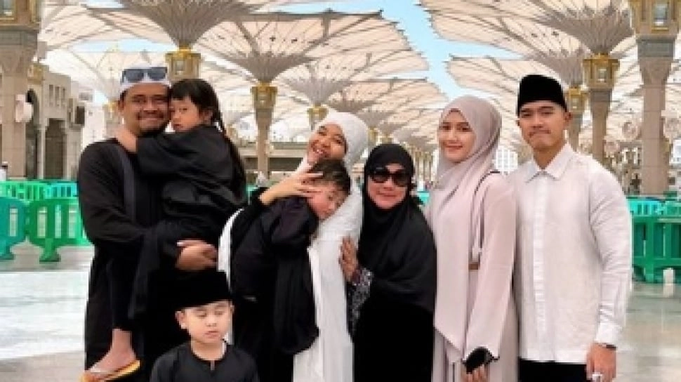 Tetap Pakai Barang Mewah, Beda Gaya Erina Gudono dan Kahiyang Ayu saat Umrah