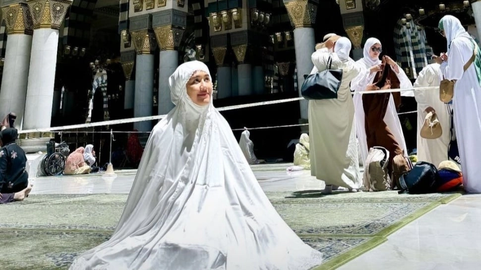 Erina Gudono Salat di Masjid Nabawi Saat Umrah, Ternyata Ini Keutamaannya.